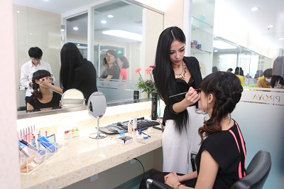 h视频
科技研发创新中心参观现场彩妆体验.JPG